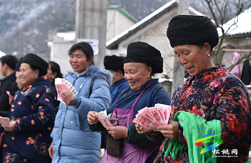 ​【網(wǎng)絡(luò)中國節(jié)·春節(jié)】松桃：春節(jié)發(fā)紅包 農(nóng)民樂開懷