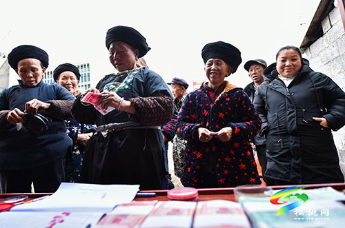 ​【網(wǎng)絡(luò)中國節(jié)·春節(jié)】松桃：春節(jié)發(fā)紅包 農(nóng)民樂開懷