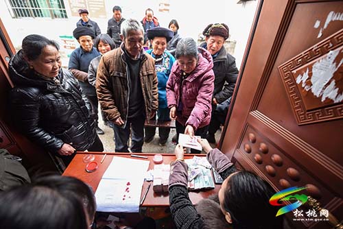 ​【網(wǎng)絡(luò)中國節(jié)·春節(jié)】松桃：春節(jié)發(fā)紅包 農(nóng)民樂開懷