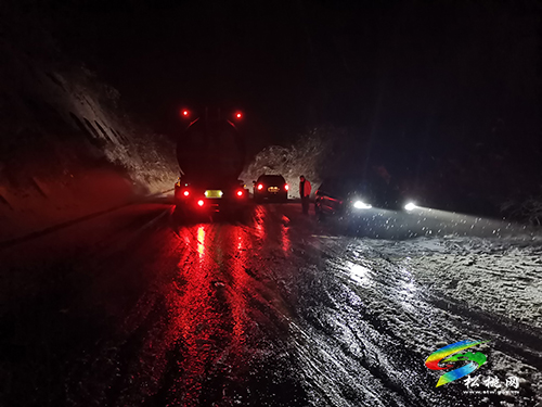 松桃公路管理段深夜抗凝保通解救被困車輛