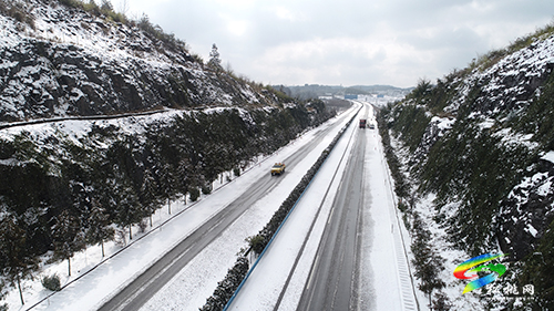 松桃：高速除雪保暢通