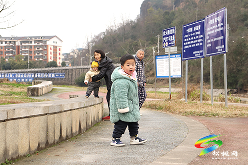 松江河畔塑膠跑道成為群眾休閑運動好去處