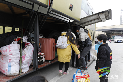 【新春走基層】松桃：脫貧勞動(dòng)力返崗就業(yè)免費(fèi)乘車(chē)