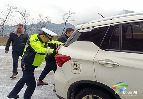 車輛被困，松桃交警協(xié)力推車助司機(jī)脫困