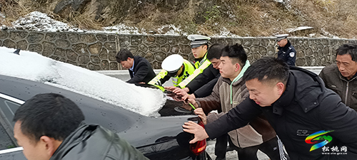 車輛被困，松桃交警協(xié)力推車助司機(jī)脫困