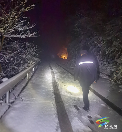 松桃：民警雪夜護(hù)送臨產(chǎn)孕婦　獲錦旗致謝