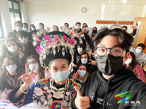 松桃苗族服飾亮相葡萄牙校園