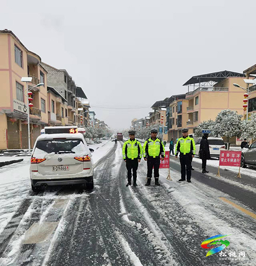 松桃公安交警采取多種措施全力做好抗凝保暢工作