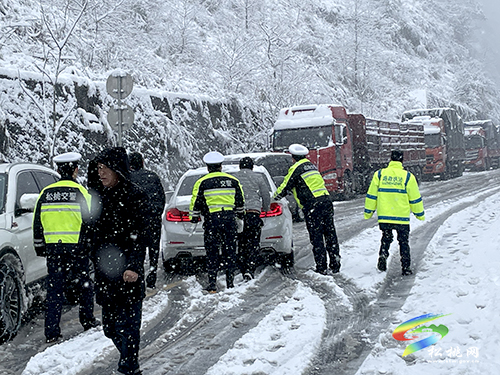 凝凍天氣貨車受困，交通執(zhí)法人員迅速救援