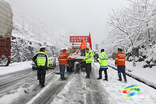 凝凍天氣貨車受困，交通執(zhí)法人員迅速救援