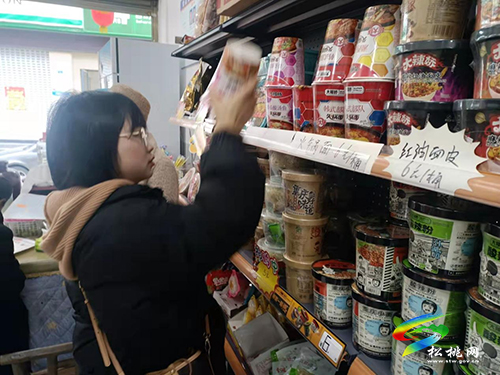 松桃市場(chǎng)監(jiān)督管理局開(kāi)展食品流通監(jiān)管領(lǐng)域?qū)ｍ?xiàng)檢查