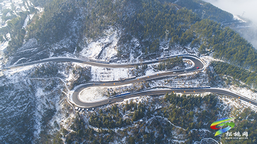 松桃：雪映盤山路