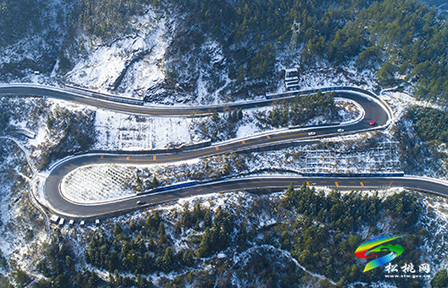 松桃：雪映盤山路