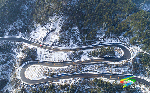 松桃：雪映盤山路