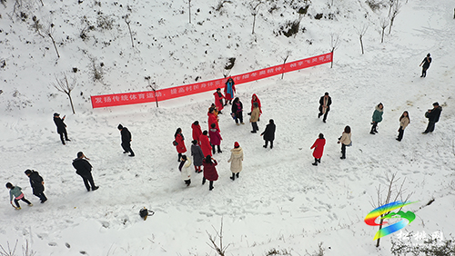 ​松桃：山地雪景惹人愛(ài)   滑雪、苗歌展心情