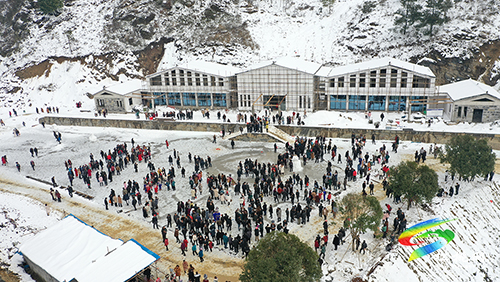 ​松桃：山地雪景惹人愛(ài)   滑雪、苗歌展心情
