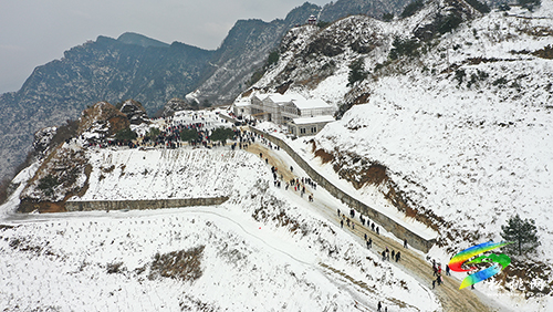​松桃：山地雪景惹人愛(ài)   滑雪、苗歌展心情