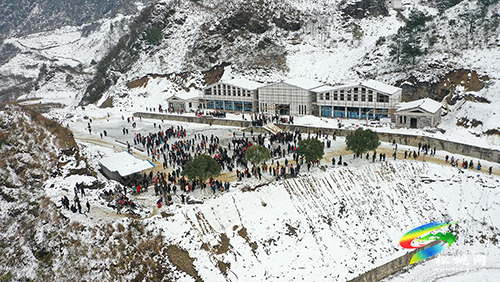 ​松桃：山地雪景惹人愛(ài)   滑雪、苗歌展心情
