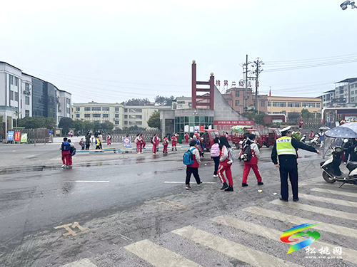 “護(hù)學(xué)崗”新春再出發(fā)——松桃交警多舉措開(kāi)啟“護(hù)學(xué)崗”模式