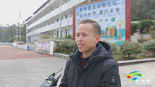 松桃新時代文明實踐中心志愿者為鄉(xiāng)村小學(xué)派送“開學(xué)第一單”
