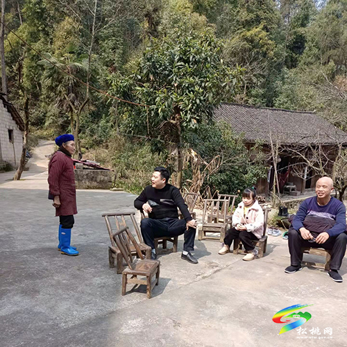 孟溪鎮(zhèn)紅巖完小集體家訪拓寬家校聯(lián)誼橋