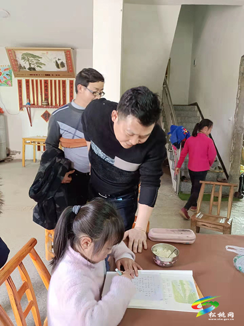 孟溪鎮(zhèn)紅巖完小集體家訪拓寬家校聯(lián)誼橋
