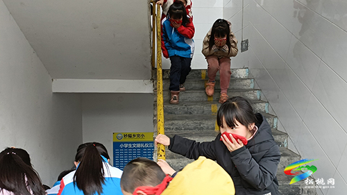 妙隘鄉(xiāng)完小開展消防應(yīng)急疏散演練活動