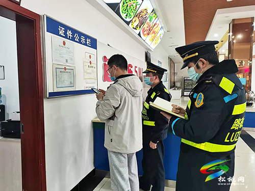 省交通運(yùn)輸綜合行政執(zhí)法六支隊(duì)二大隊(duì)聯(lián)合松桃市場(chǎng)監(jiān)督管理局盤信分局開展兩會(huì)期間服務(wù)區(qū)食品安全專項(xiàng)檢查