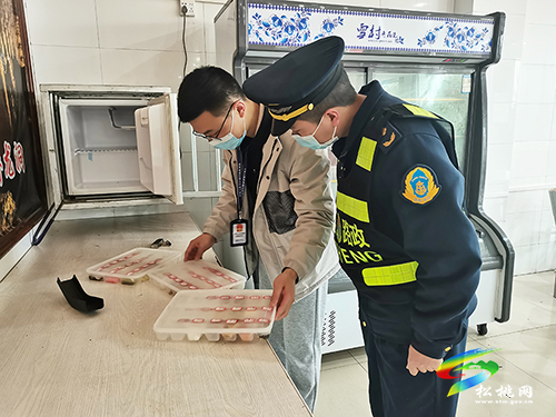 省交通運(yùn)輸綜合行政執(zhí)法六支隊(duì)二大隊(duì)聯(lián)合松桃市場(chǎng)監(jiān)督管理局盤信分局開展兩會(huì)期間服務(wù)區(qū)食品安全專項(xiàng)檢查