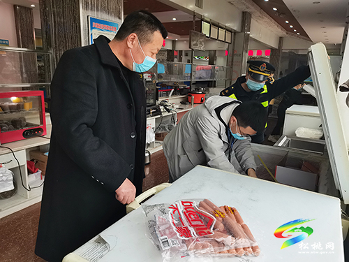 省交通運(yùn)輸綜合行政執(zhí)法六支隊(duì)二大隊(duì)聯(lián)合松桃市場(chǎng)監(jiān)督管理局盤信分局開展兩會(huì)期間服務(wù)區(qū)食品安全專項(xiàng)檢查