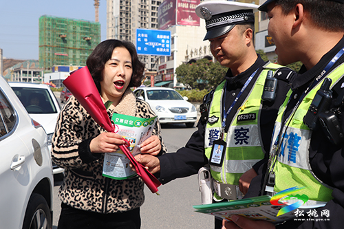 松桃交警“三八”婦女節(jié)不開罰單送祝福
