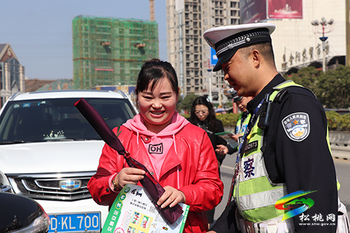 松桃交警“三八”婦女節(jié)不開罰單送祝福