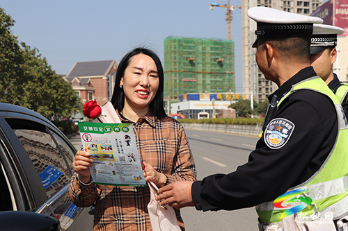 松桃交警“三八”婦女節(jié)不開罰單送祝福