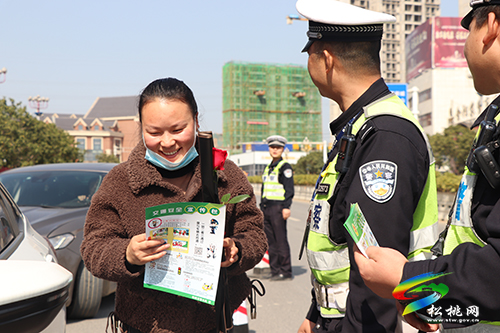 松桃交警“三八”婦女節(jié)不開罰單送祝福