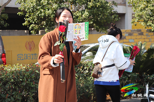 松桃交警“三八”婦女節(jié)不開罰單送祝福