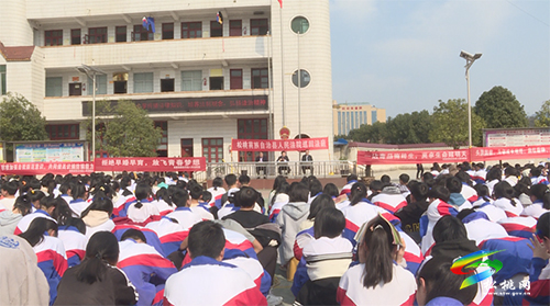 松桃人民法院：現(xiàn)場庭審進校園  以案普法助成長