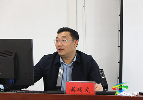 吳廷友為專題研討班學(xué)員授課