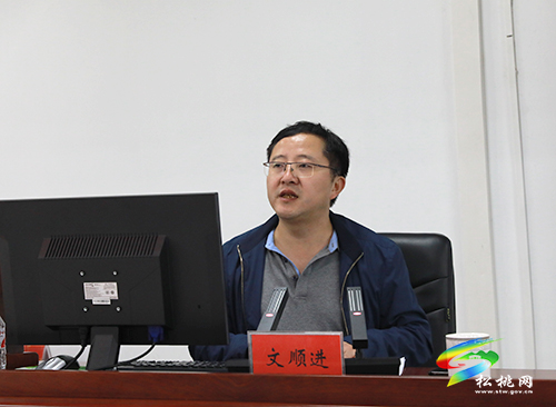 吳廷友為專題研討班學(xué)員授課