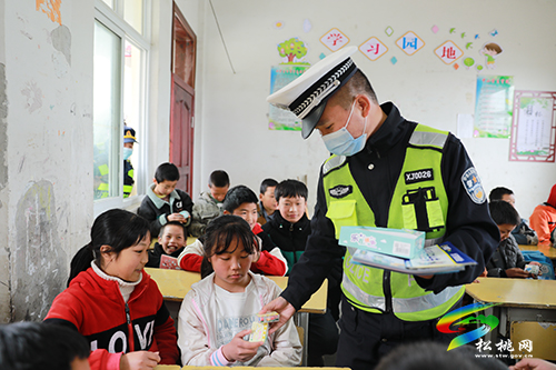 松桃：高速公路“一路三方”進校園開展“行人違法上高速”宣傳活動