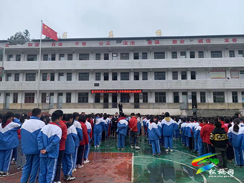 盤石鎮(zhèn)民族完小開展消防安全知識培訓(xùn)暨應(yīng)急疏散演練活動