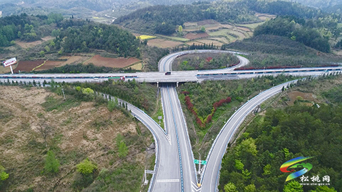 【黃金十年·沿著高速看變化⑥】正大鎮(zhèn)：鼓響不怕山路遠(yuǎn)　康莊大道進(jìn)苗家