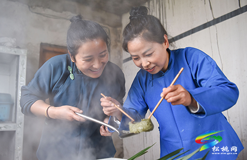 【網(wǎng)絡(luò)中國節(jié)·清明】松桃正大鎮(zhèn)的清明粑火了，央視13頻道等媒體相繼報道，一起來學(xué)習(xí)清明粑怎么做