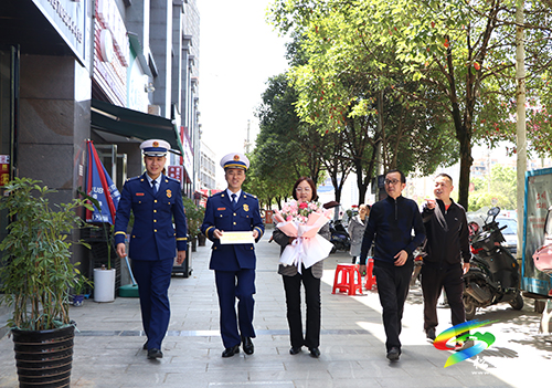 松桃首次向81戶松桃籍消防救援人員發(fā)放“消防救援人員之家”光榮牌