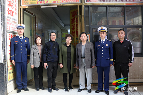 松桃首次向81戶松桃籍消防救援人員發(fā)放“消防救援人員之家”光榮牌
