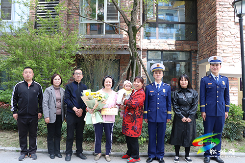松桃首次向81戶松桃籍消防救援人員發(fā)放“消防救援人員之家”光榮牌