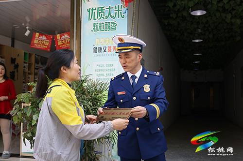 松桃首次向81戶松桃籍消防救援人員發(fā)放“消防救援人員之家”光榮牌