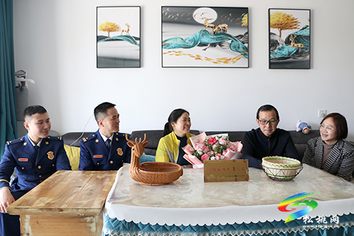松桃首次向81戶松桃籍消防救援人員發(fā)放“消防救援人員之家”光榮牌
