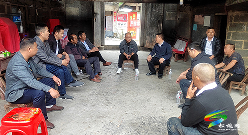 松桃檔案館到麥地村宣講全國(guó)“兩會(huì)”和新國(guó)發(fā)2號(hào)文件精神