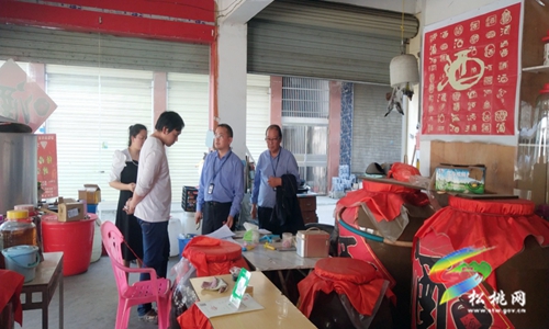 松桃市場(chǎng)監(jiān)管局開展白酒生產(chǎn)加工小作坊集中整治行動(dòng)