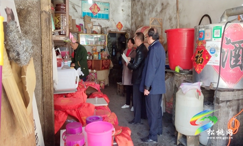 松桃市場(chǎng)監(jiān)管局開展白酒生產(chǎn)加工小作坊集中整治行動(dòng)